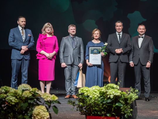 zdjęcie z odbioru wyróżnienia dla jarmarku paulińskiego