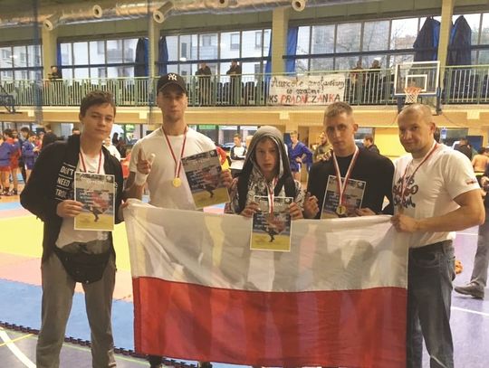 Trzy złotka fighterów Sambo