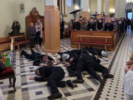 Strażacy padli na ziemię, a potem uciekli sprzed grobu Jezusa! [VIDEO, ZDJĘCIA]