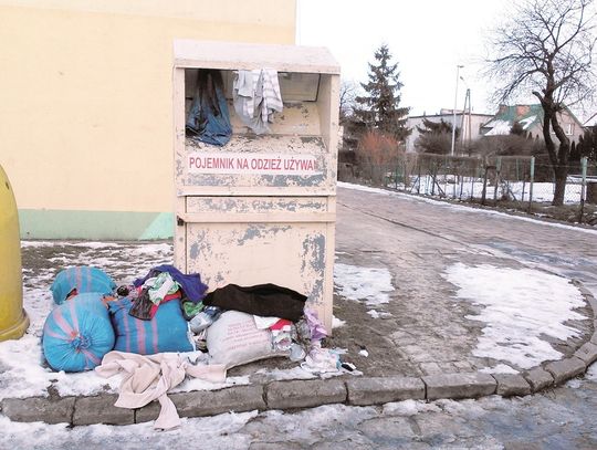 Ubrania gniły na śniegu