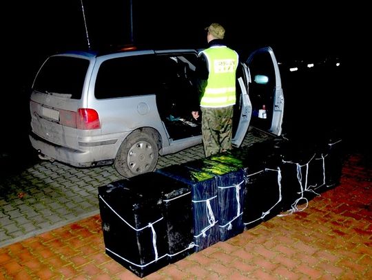 Uciekali z nielegalnym towarem