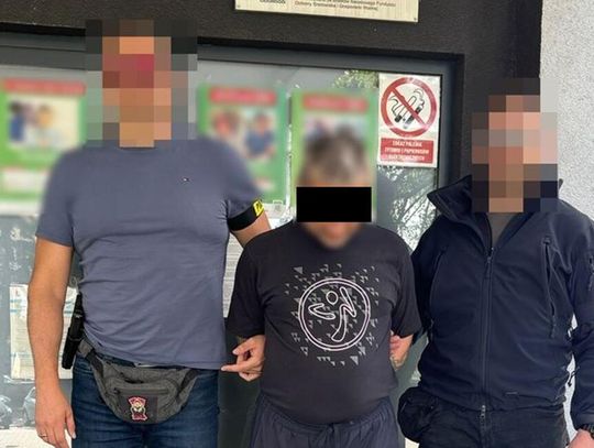 Uciekinier z Zakładu Karnego we Włodawie szarpał ochroniarza w drogerii [FILM]