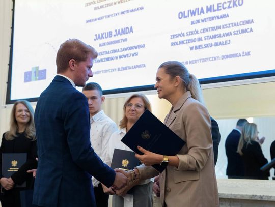 I miejsce w ogólnopolskiej olimpiadzie, kolejne sukcesy na zawodach branżowych i wyróżnienie z rąk minister edukacji Barbary Nowackiej. Julian Suprun, uczeń Zespołu Szkół Centrum Kształcenia Rolniczego w Okszowie, ma za sobą wyjątkowo udany rok. Za jego osiągnięciami stoją miesiące przygotowań, ćwic