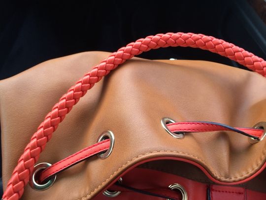 Udawała opiekunkę i okradła starszą kobietę