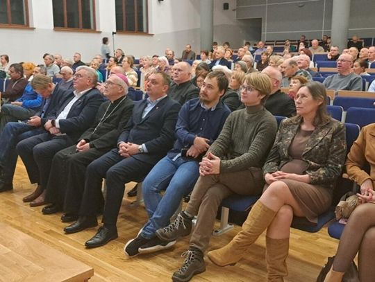 Unikalne znalezisko - jedyne w Polsce ziarno tytoniu pochodzące z pochówku. Znaleźli też pasy kontuszowe i turecką lulkę