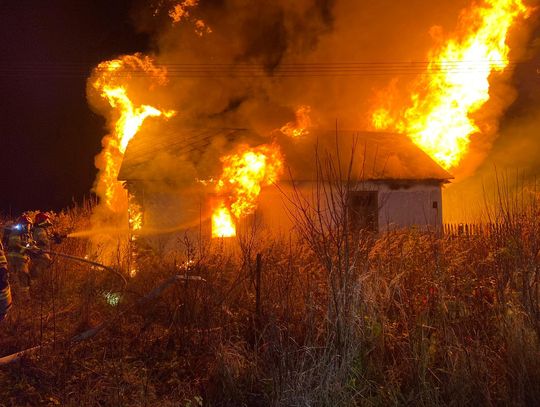Kolejny pożar budynku w Tarnówce. Zatrzymano podejrzanych o podpalenia