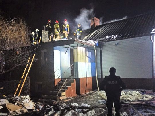 Uratowali 80-latkę z płonącego domu