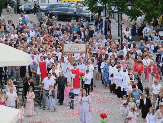 Uroczystość Bożego Ciała w Chełmie. Tłum wiernych na procesji [ZDJĘCIA + FILMY]