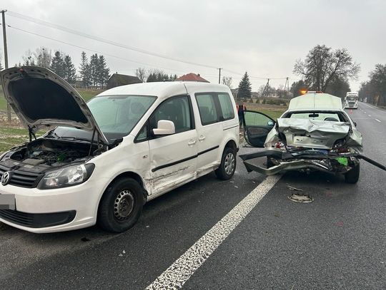 Uwaga! Zderzenie trzech aut w Zakręciu. Droga zablokowana!