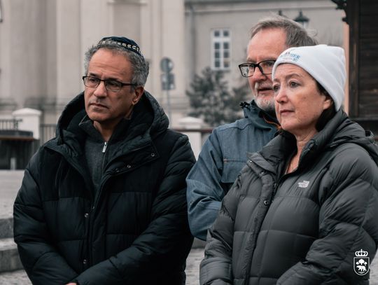 Uczestnicy uroczystości 86. rocznicy marszu śmierci zgromadzili się w centrum Chełma, by oddać hołd żydowskim mieszkańcom miasta wypędzonym 1 grudnia 1939 roku.