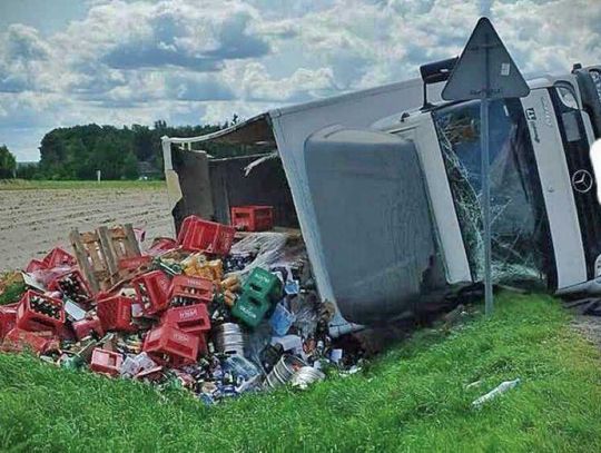 Przewróciła się ciężarówka z piwem. Straty na ponad 200 tys. zł