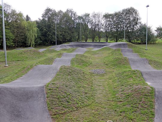 Dwa tory pumptrack, parking, ławki, stojaki na rowery i solarne oświetlenie - przy ul. Wierzbowej w Dorohusku-Osadzie powstała nowa przestrzeń sportowo-rekreacyjna. Inwestycja kosztowała 760 tys. zł i jest już dostępna dla mieszkańców.
