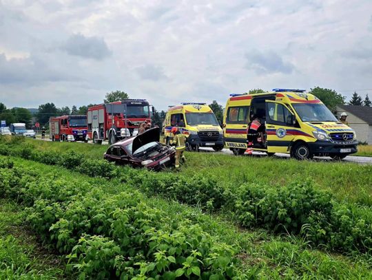 W Gorzkowie Wsi opel wpadł do rowu. Utrudnienia w ruchu