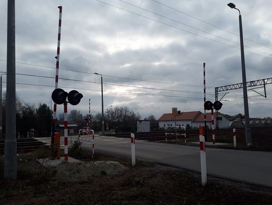 W potrzasku na przejeździe. Kobieta utknęła między rogatkami