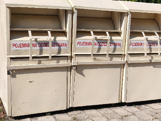 Mieszkańcy gminy Rejowiec mogą od lipca korzystać z 11 nowych pojemników przeznaczonych do zbiórki odzieży używanej i tekstyliów. Kontenery zostały ustawione we współpracy z firmą Wtórpol ze Skarżyska-Kamiennej i mają ułatwić selektywną zbiórkę rzeczy nadających się do ponownego wykorzystania.