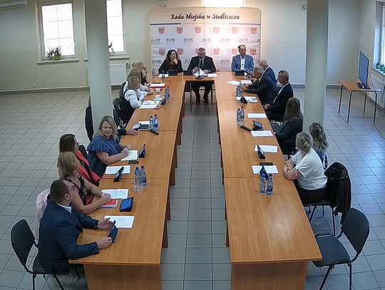 Ponad 1,5 mln zł dodatkowych środków zasiliło budżet gminy Siedliszcze. Pieniądze mają zostać przeznaczone na dwie inwestycje - połączenie sieci wodociągowych w Lipówkach oraz Chojnie oraz rozbudowę ulicy Zamkowej. Problem w tym, że samorząd ma na wykonanie prac bardzo mało czasu. Roboty muszą zakoń