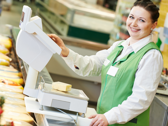 W tych branżach zarabia się najmniej. Pracują za minimum