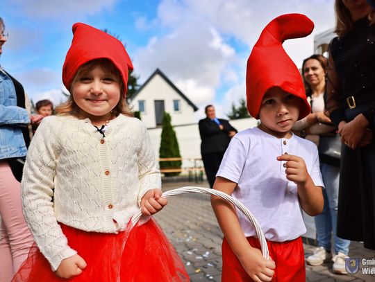 Mnóstwo ciepłych wspomnień, łzy wzruszenia i dziecięca radość. Uroczysty jubileusz placówki dostarczył uczestnikom całe naręcze uczuć. Spotkali się tutaj młodsi i starsi. Po to, by powspominać, ale też i po to, by z nadzieją spojrzeć w kierunku kolejnych 50 lat.