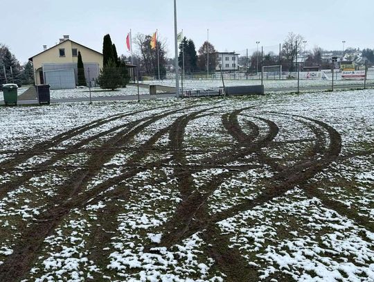 „Kręcił bączki” na boisku. Wójt: „Pierwszy bałwan zbliżającej się zimy”