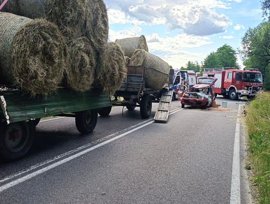 Lubelskie. Osobówka uderzyła w przyczepę z belami siana