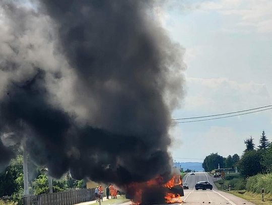 Na środku "krajówki" spłonął samochód! Jedna osoba zabrana do szpitala [ZDJĘCIA]