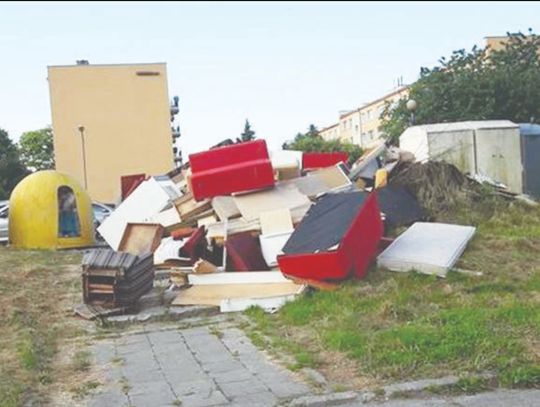 Wielkie śmietnisko w centrum osiedla