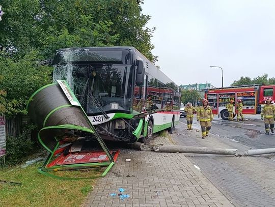 Wjechał autobusem w wiatę przystankową. 5 osób w szpitalu!