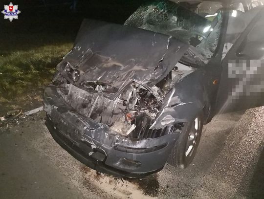 Auto zmiażdżone! Kierowca wjechał w maszynę rolniczą [ZDJĘCIA]