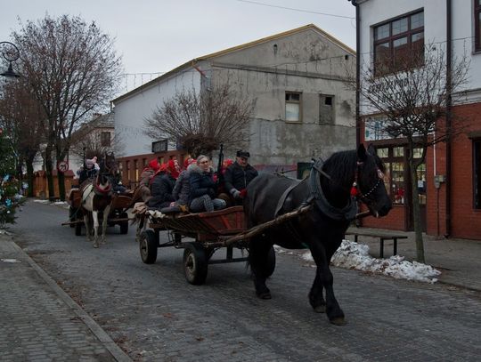 Włodawa. Kolędowali na ulicach. Po mieście jeździł Poleski Wóz Tradycji