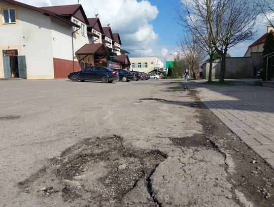 Włodawa. Krótka droga jak tor przeszkód. Kolejne ulice czekają na lifting