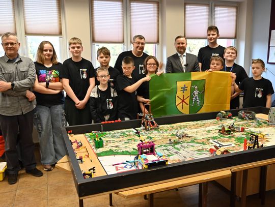 grupowe zdjęcie drużyny Alpha Team z opiekunem i starostą