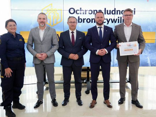 Burmistrz Wiesław Muszyński (z prawej) i komendant Agnieszka Trzebunia (z lewej) odebrali dotację z rąk wojewody i jego zastepców