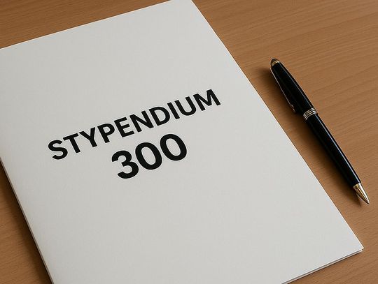 teczka z napisem stypendium 300