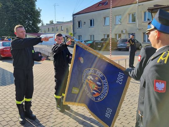 nowi strażacy we włodawie ślubują na sztandar