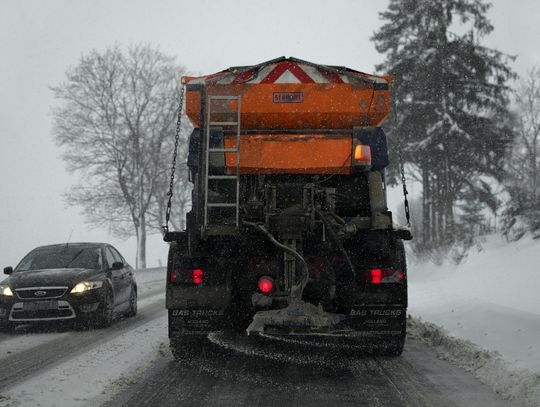 Włodawa. Są pługi, jest piasek. Drogowcy kontra zima