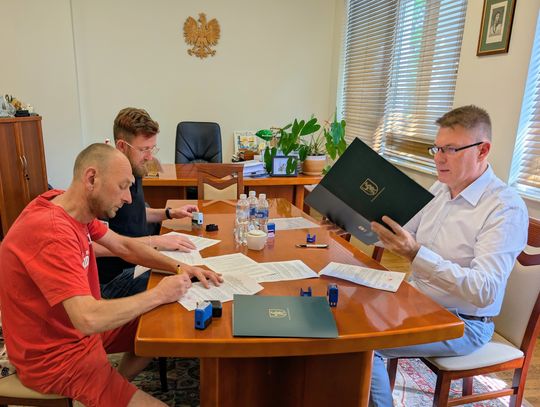 podpisanie umowy między włodawianką a miastem