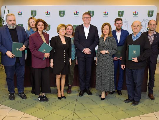 grupowe zdjęcie po odbiorze umów