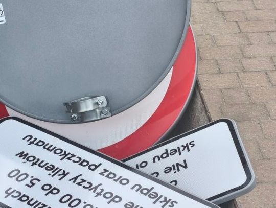Nocne drifty, huk tuningowanych wydechów i głośne imprezy – tak od lat, według mieszkańców, wygląda sytuacja wokół placu targowego w Wojsławicach. Konflikt zaostrzył się po ustawieniu znaku zakazu wjazdu na ten obszar, który zniknął zaledwie dobę później. Dziś mieszkańcy mówią o bezradności.