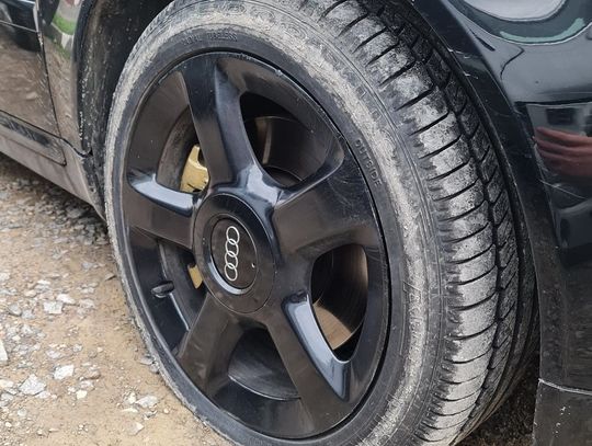 Wpadł w dziurę, uszkodził furę