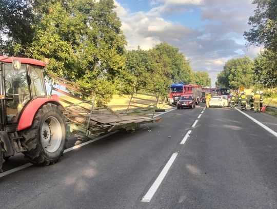Lexus zderzył się z ciągnikiem na drodze krajowej nr 17. Dwie osoby trafiły do szpitala