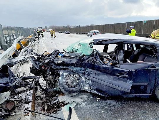 Wypadek na obwodnicy Lublina. Ciężarówka wgniotła forda w barierki [ZDJĘCIA]