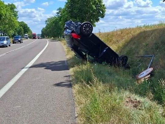 Wypadek podczas policyjnej kontroli. Zderzenie samochodów w Dziecininie. Auto dachowało w rowie