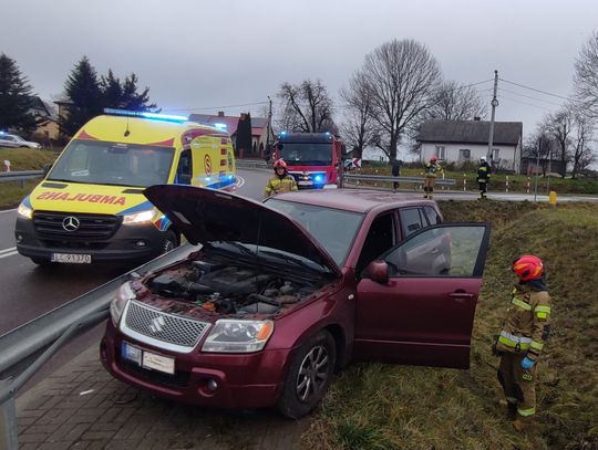 12 grudnia samochód osobowy zjechał z pasa drogi i z dużą siłą uderzył w przydrożne bariery.