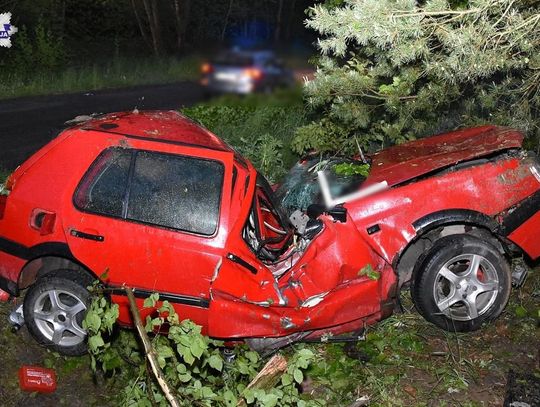 Wypadł z drogi na śliskiej nawierzchni