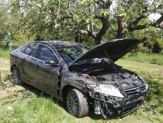 Wypadł z drogi w płot i rozbił się na drzewie. Kierowca nie żyje