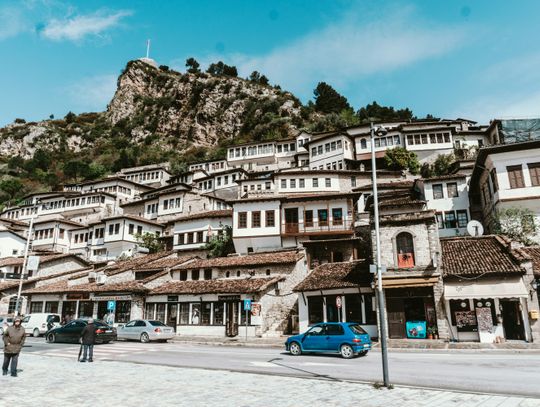 Wypożyczalnia samochodów bez kaucji w Albanii – dlaczego warto wynająć auto?