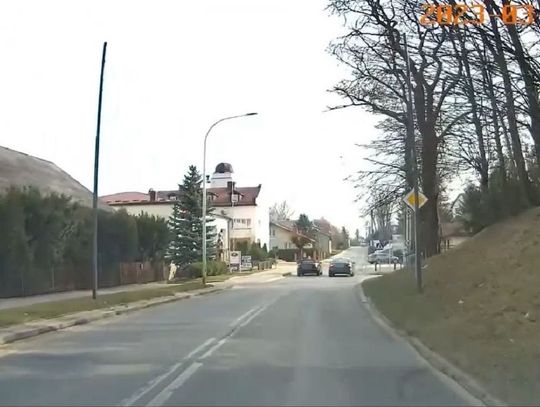 Wyprzedzał na przejściu. Nagranie trafiło na policyjną skrzynkę [FILM]