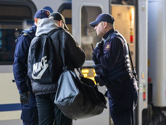Młody mężczyzna zostawił w pociągu plecak z marihuaną.