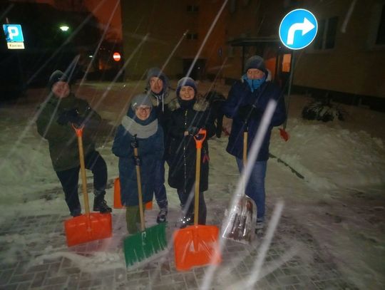 Wzięli śnieg w swoje ręce