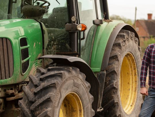 Z 3 promilami i na zakazie jechał szlaczkiem ciągnikiem. Zatrzymał go policjant na wolnym
